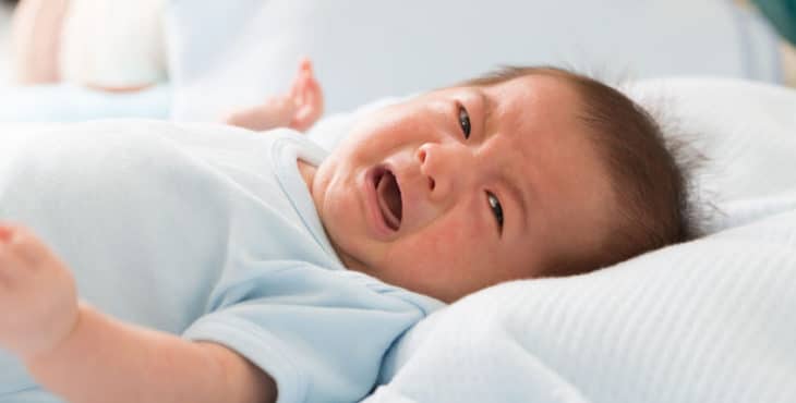 Un bebé con estreñimiento está molesto
