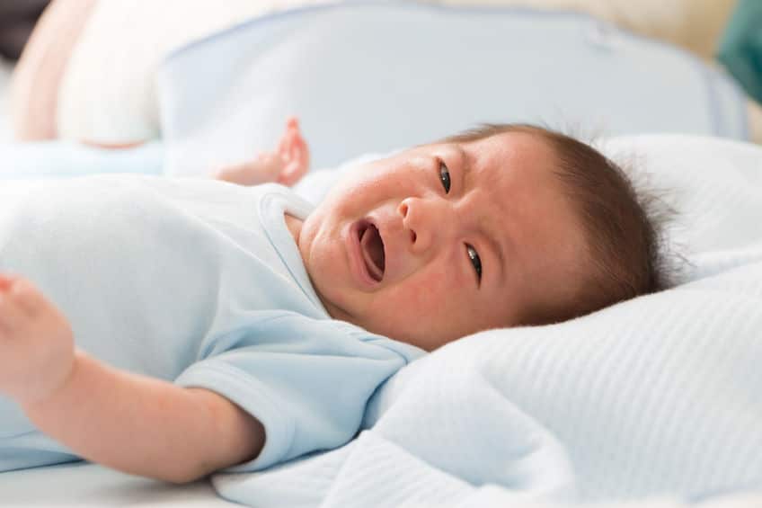 Un bebé con estreñimiento está molesto