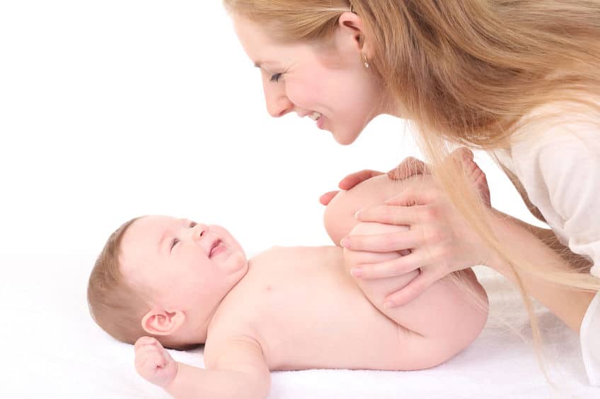 Realiza masajes al bebé
