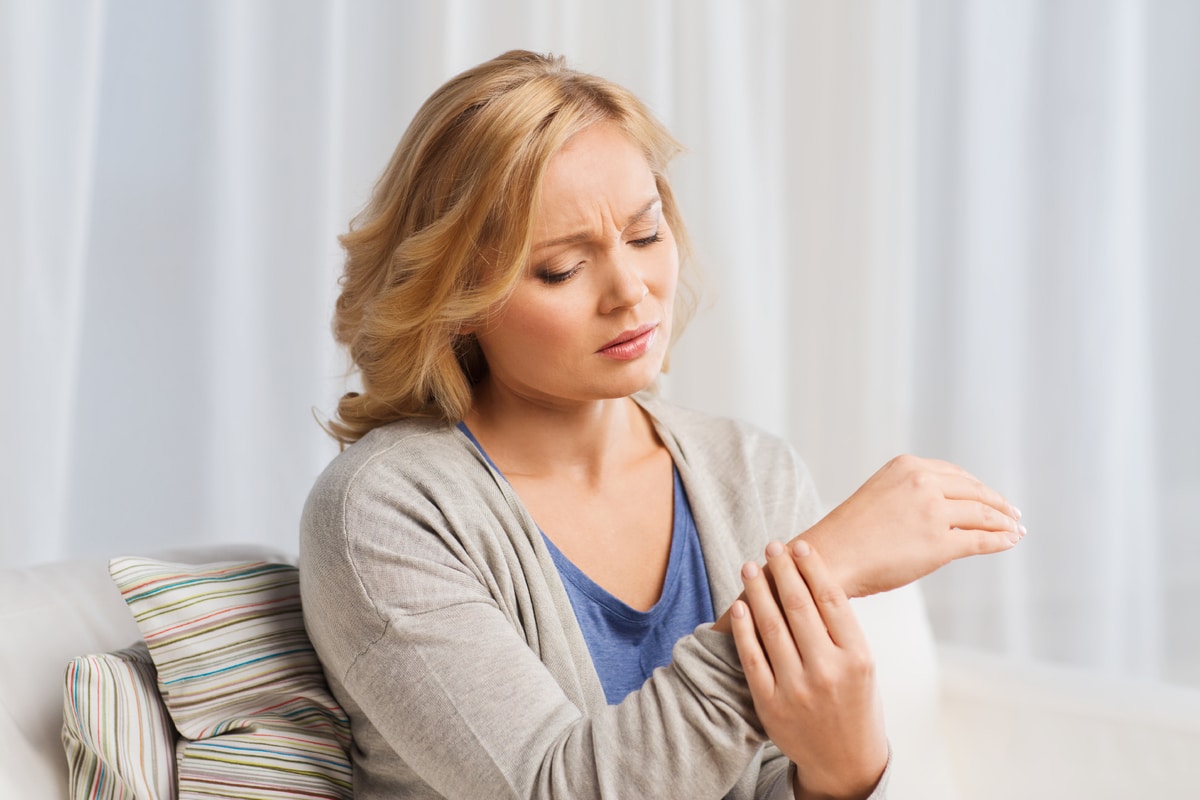 ¿Tienes dolor de manos? Descubre sus causas y cómo tratarlo