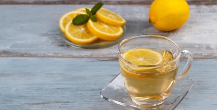 Agua tibia con el zumo de un limón
