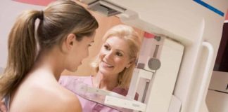 Una mujer haciéndose una mamografía