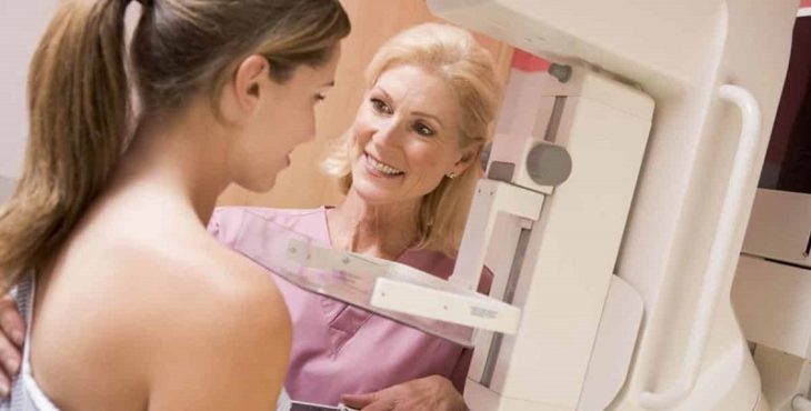 Una mujer haciéndose una mamografía