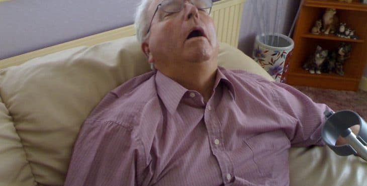 Hombre mayor roncando