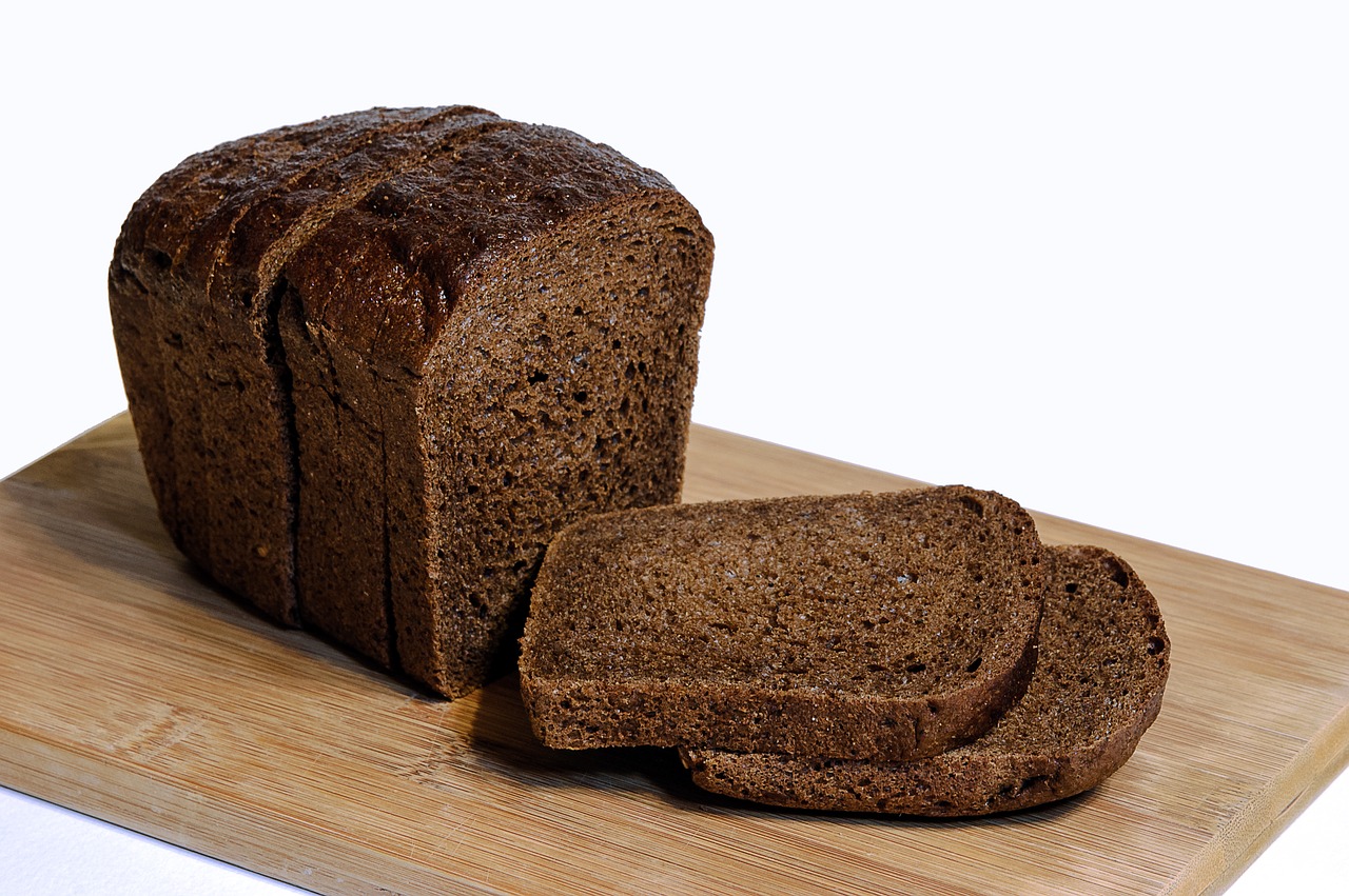 ¿El pan negro engorda menos que el pan blanco? Tiene una explicación